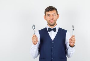 Wie Besteck hinlegen, wenn man fertig ist? Die wichtigsten Tischregeln einfach erklärt