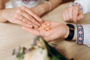 Auf Welche Hand Kommt Der Ehering? An welcher Hand der Ehering traditionell getragen wird
