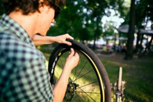 Geklebte Reifen am Fahrrad lösen – So entfernen Sie verklebte Fahrradreifen richtig