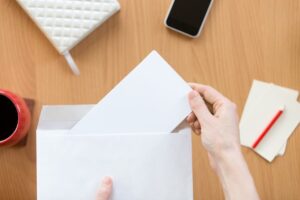 Wo kommt der Absender auf einen Brief? Die richtige Position des Absenders auf einem Briefumschlag